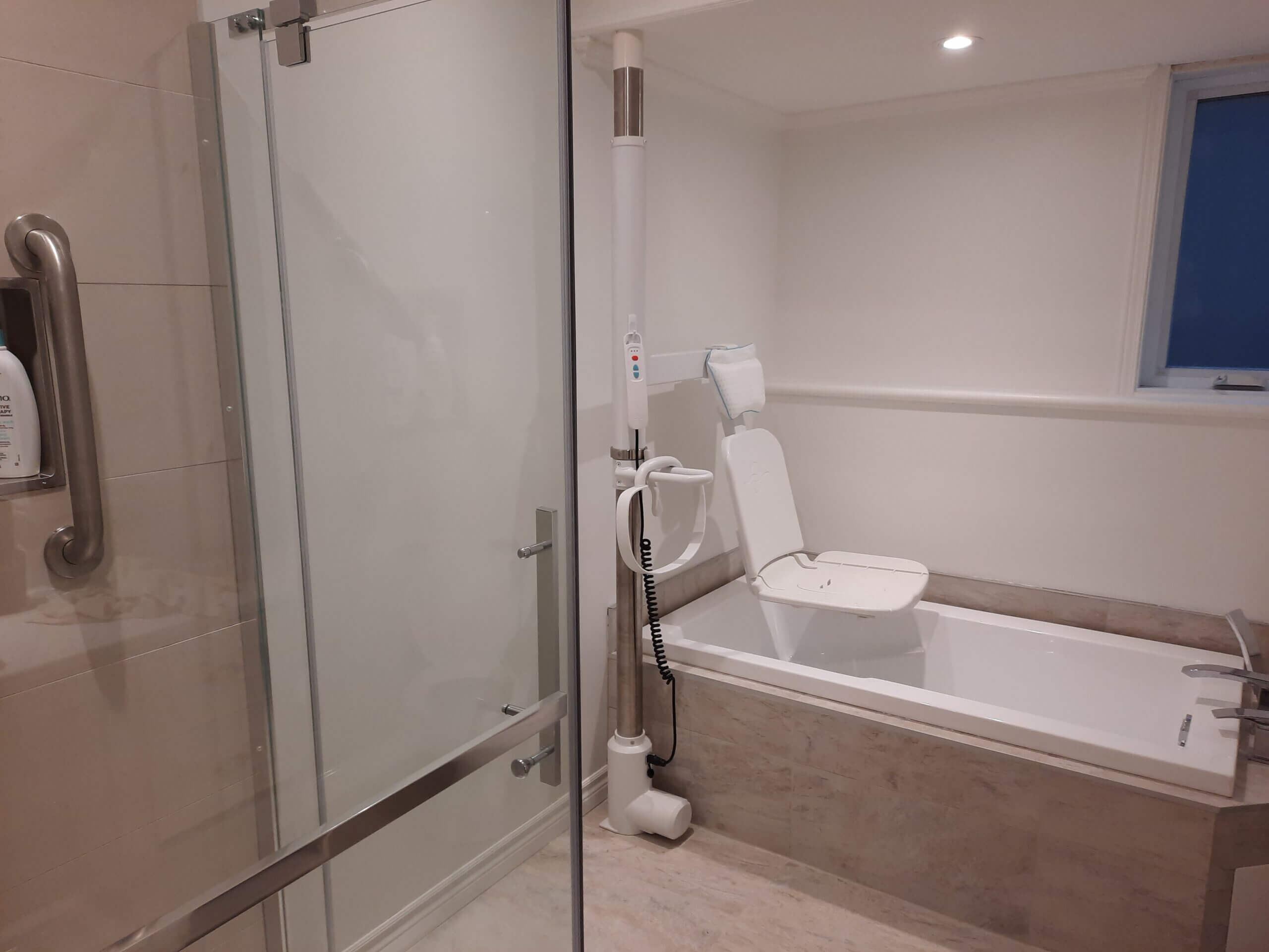 Un siège élévateur de bain adapté pour une salle de bain pour personnes à mobilité réduite