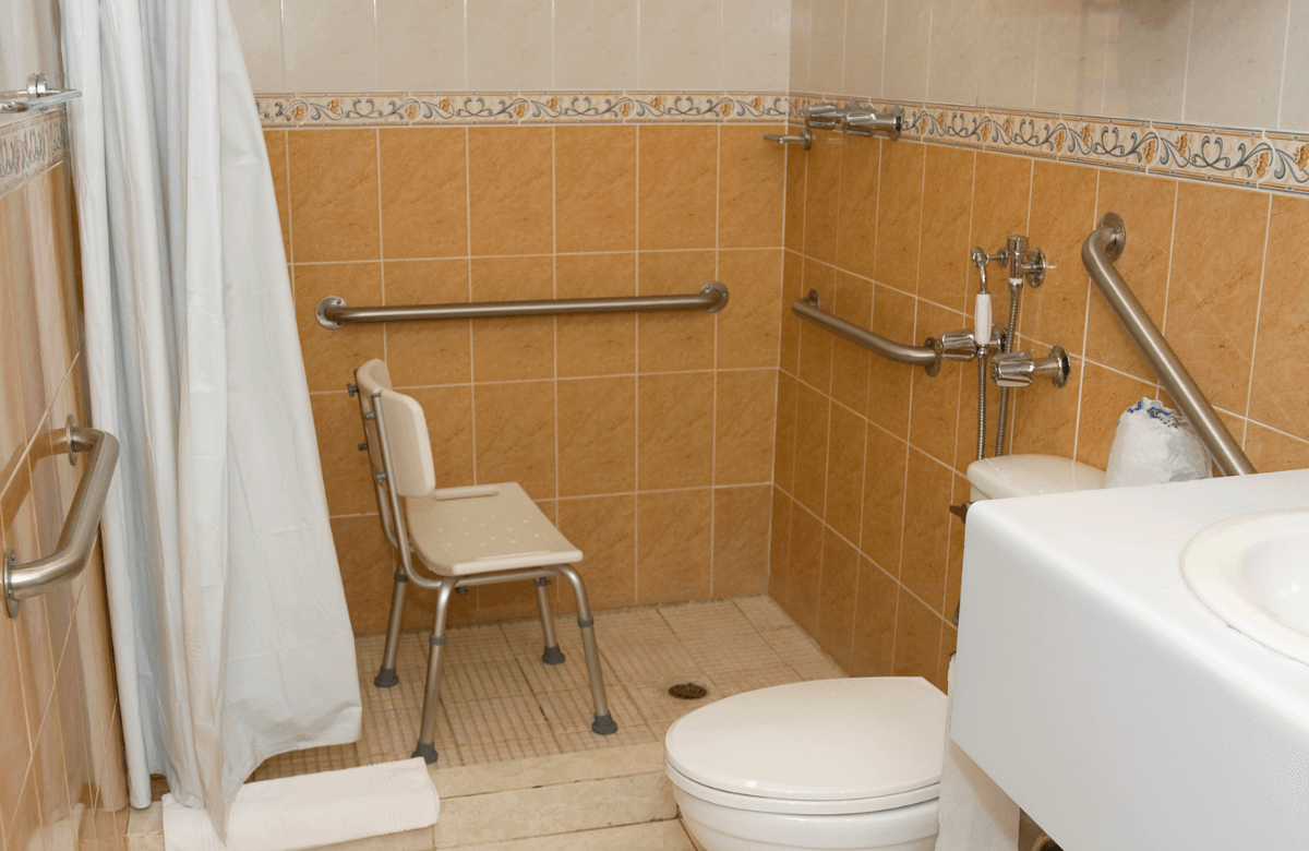 Une salle de bain pour personne âgée pouvant bénéficier d'aides