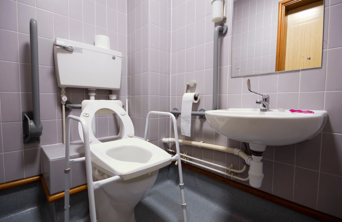 Des toilettes adaptées aux normes de salle de bain pour personne handicapée