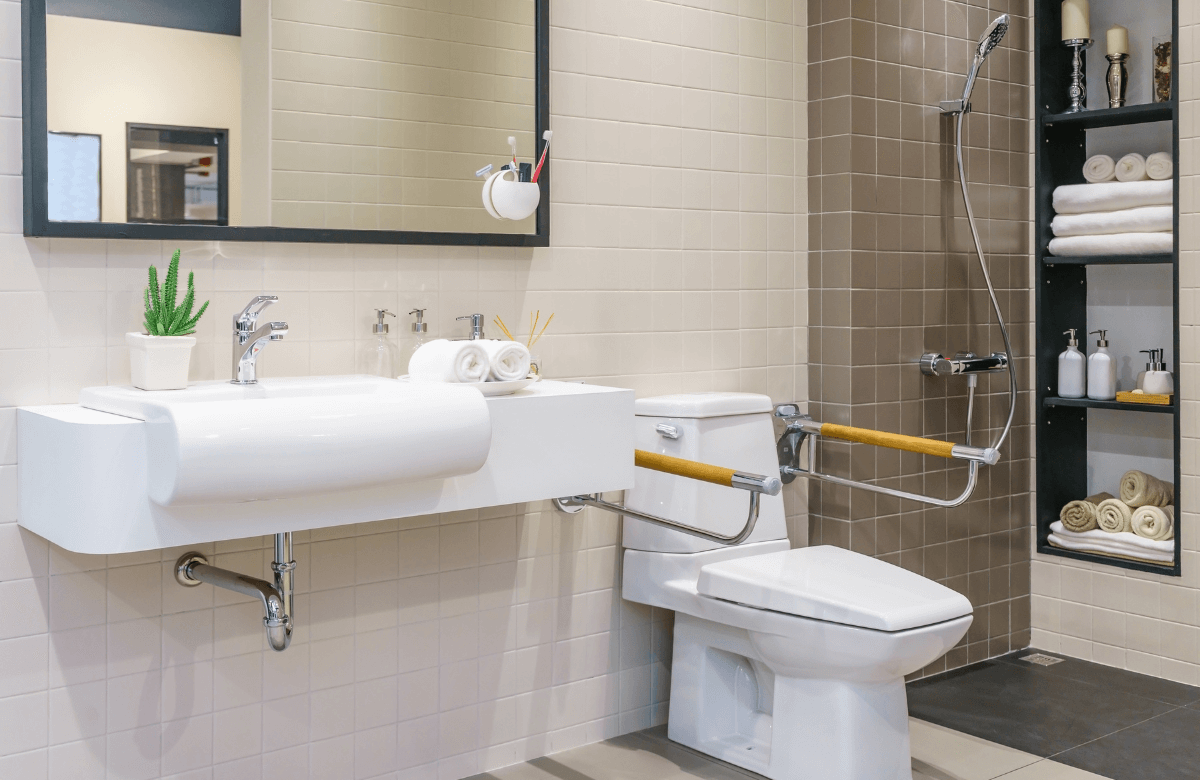 Une salle de bain pour personne à mobilité réduite rénovée grâce aux subventions québécoises